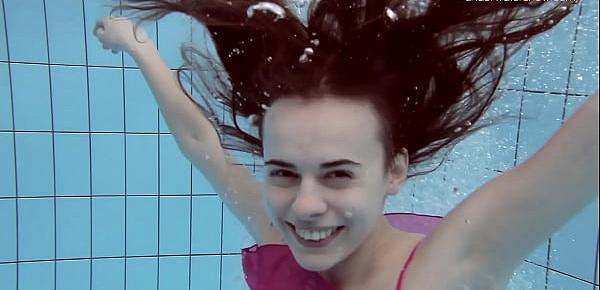 trendsAnna Netrebko swims in pink lingerie in the pool
